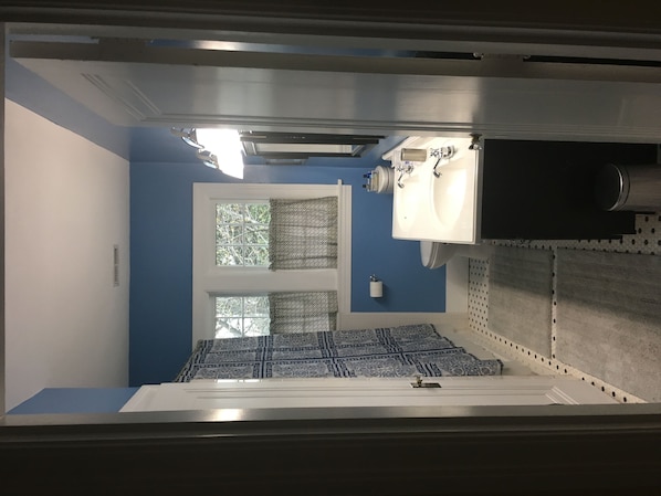 3 habitaciones, tabla de planchar con plancha, internet y ropa de cama