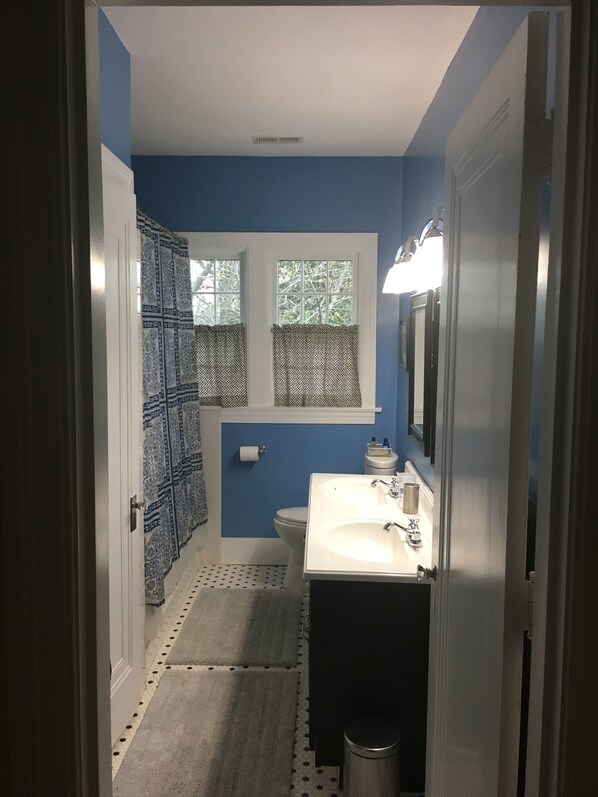 3 bedrooms, iron/ironing board, internet, bed sheets