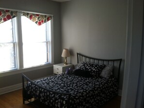 3 bedrooms, iron/ironing board, internet, bed sheets
