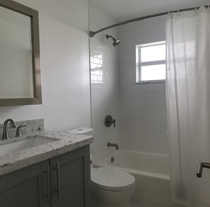 Combined shower/bathtub, hair dryer, towels, soap - Renovated 4 Bedroom East Boca House, Walk to Everything! (Boca Raton)