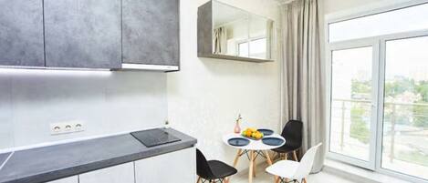 Een koelkast, een microgolfoven, een kookplaat