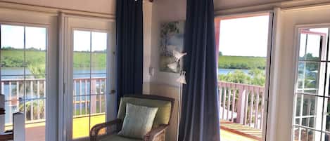 Smart TV, fireplace, DVD player, books