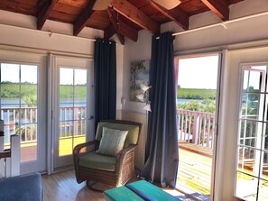 スマートテレビ、暖炉、DVD プレーヤー、書庫