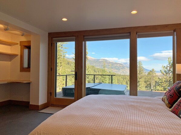 4 bedrooms, desk, iron/ironing board, WiFi