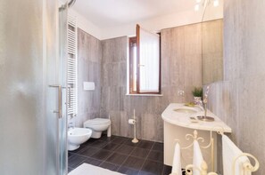 Duschwanne, Haartrockner, Bidet, Handtücher
