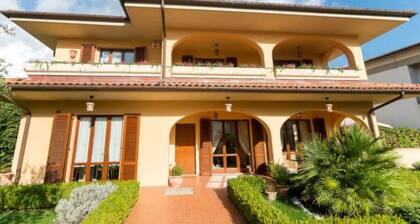 Elegant Tuscan Villa A/C near Florence, Pisa, Lucca