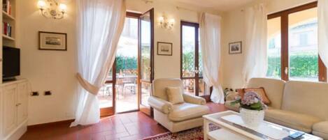 تلفزيون، مدفأة، تنس طاولة، كُتُب