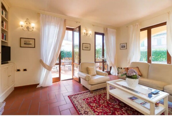 Televisión, chimenea, tenis de mesa y libros 