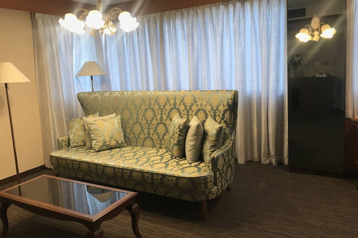 Suite, Non Smoking | In-room safe, blackout curtains, bed sheets, wheelchair access
