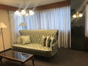 Suite, Non Smoking | In-room safe, blackout curtains, bed sheets, wheelchair access