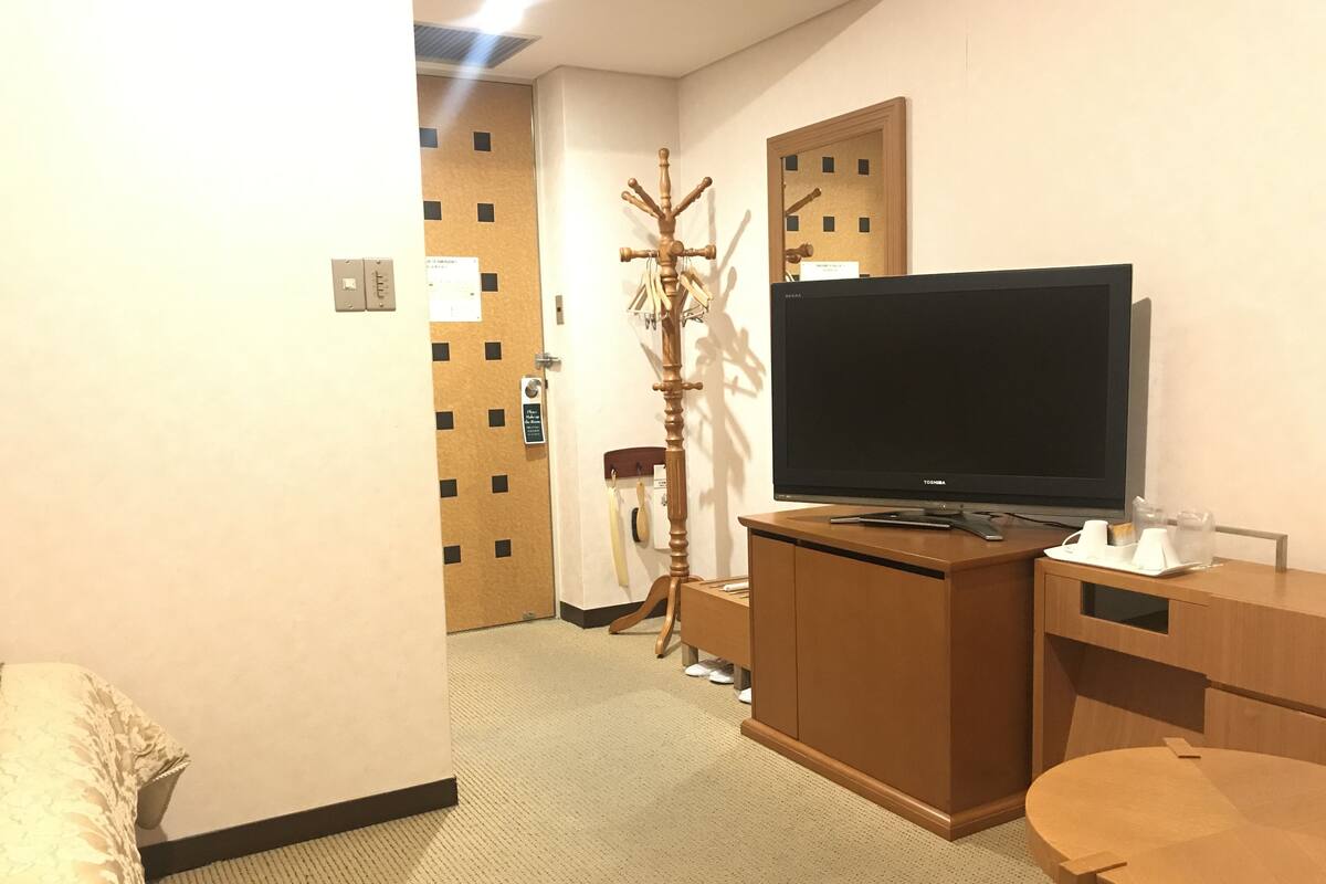 Twin Room, Smoking and Non Smoking | In-room safe, blackout curtains, bed sheets, wheelchair access