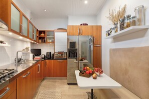 Geladeira, micro-ondas, fogão, cooktop