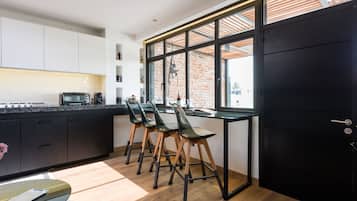 Frigorífico, horno, placa de cocina y cafetera o tetera