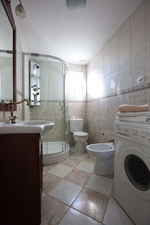 Douche, séchoir à cheveux, bidet, serviettes fournies
