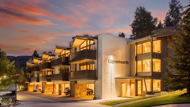 Un hotel moderno con varios balcones, fachada de piedra y un letrero que dice "Liohenheart".