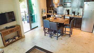 Réfrigérateur, micro-ondes, four, plaque de cuisson