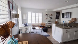 Smart-TV, Bücher, Stereoanlage