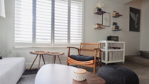 Smart-TV, bøker og stereoanlegg