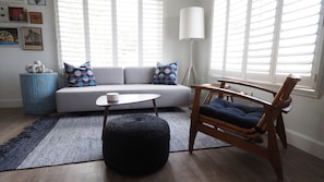 Smart-TV, Bücher, Stereoanlage