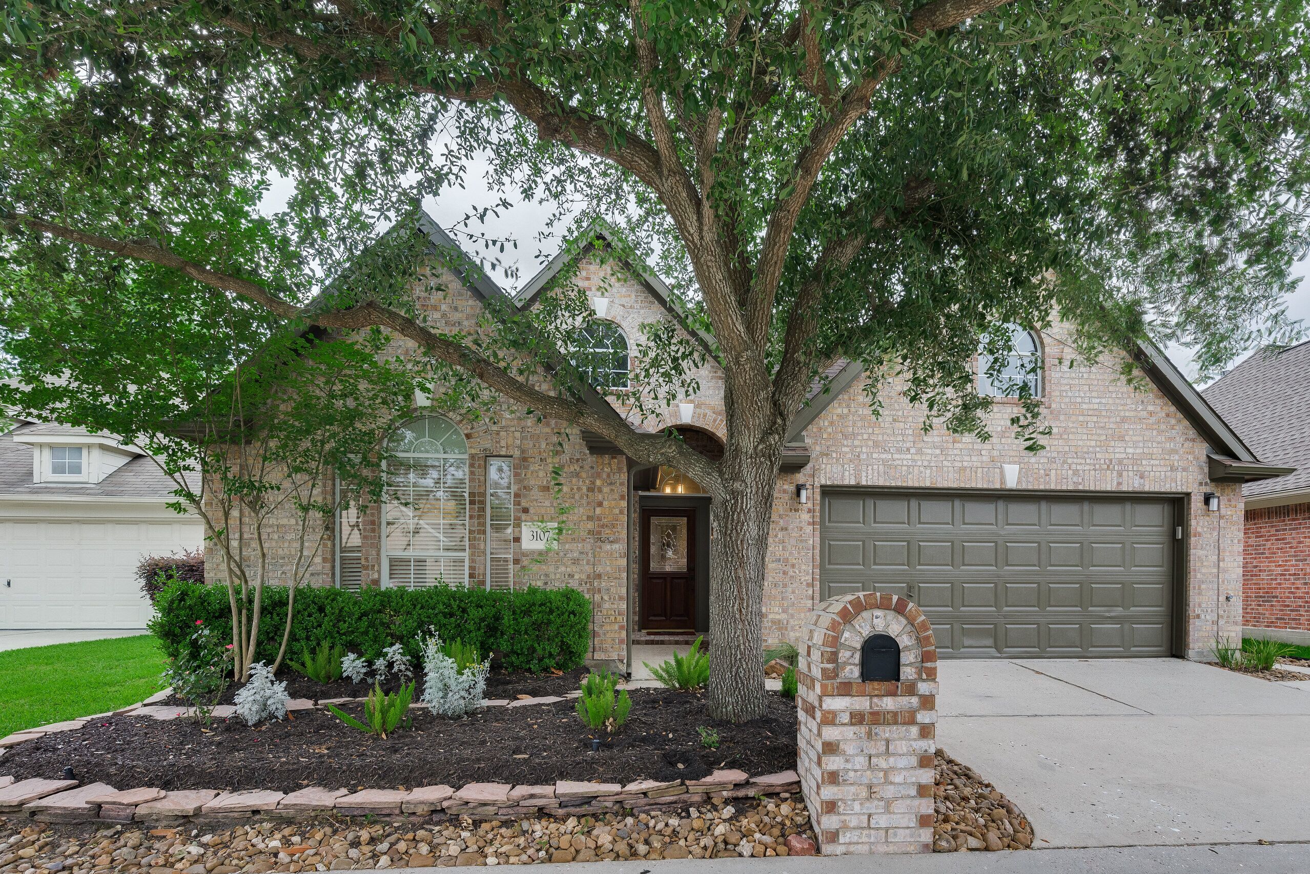 Furnished 3 bed 2 bath w/screened porch 5 minutes from I-45 20 Mints. to IAH