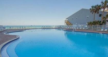 Royal Beachfront Unit, Sleeps 6, Walk to Pier Park