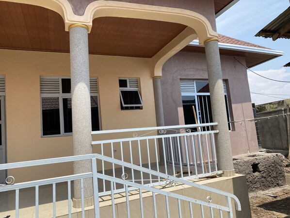 Property grounds - KUNDA GISENYI GUEST HOUSE (Gisenyi)