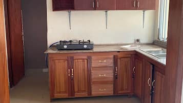 Refrigerador, lavavajillas, tetera eléctrica y utensilios de cocina