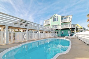 A heated pool - NEW Look-Luxury Oceanfront Home in Dolphin Ridge W/ Pool & Hot Tub🐬Epic Views (Emerald Isle)