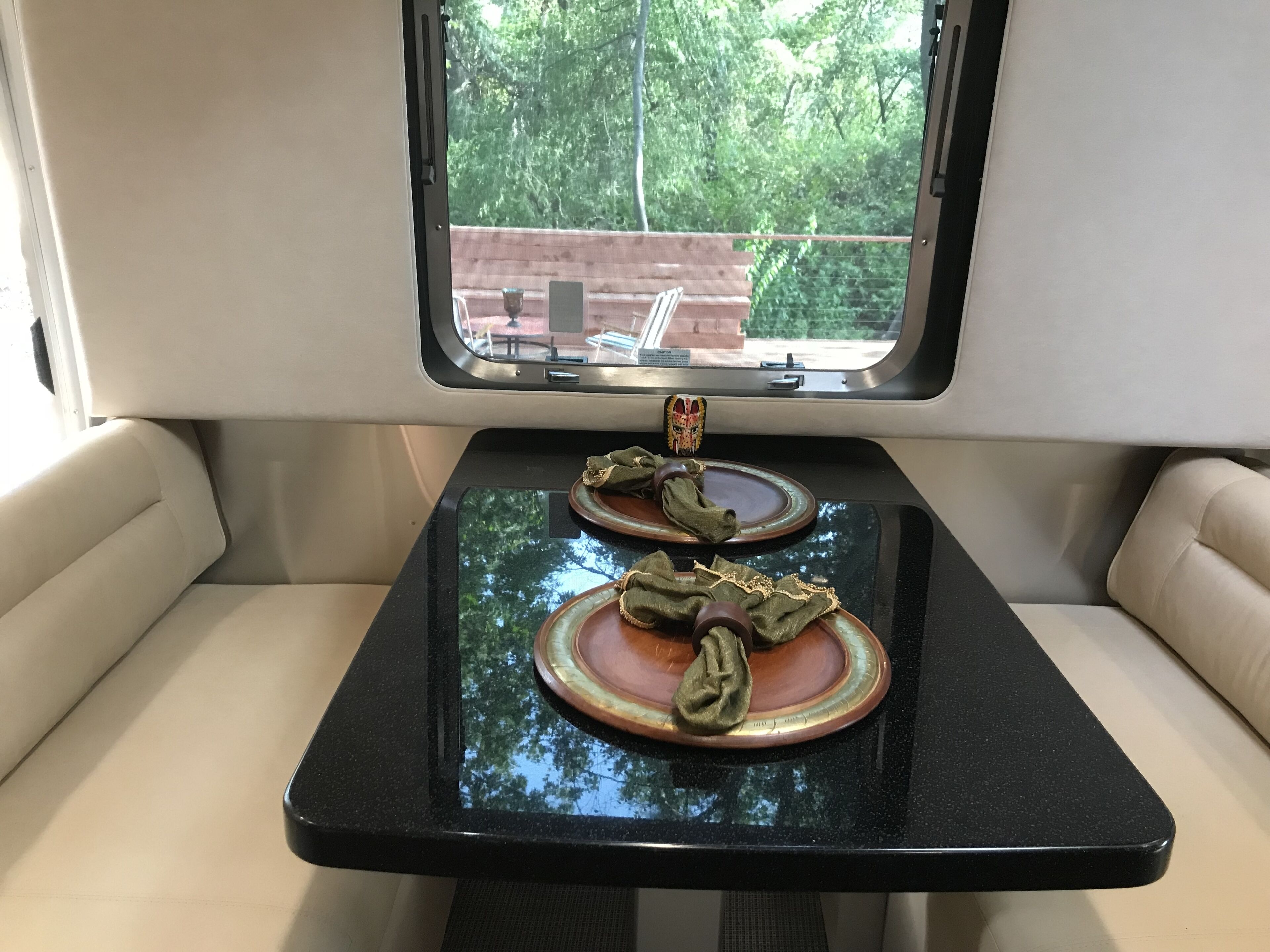 1 chambre, bureau, fer et planche à repasser, lit parapluie