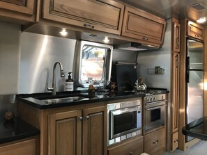 Fridge, microwave, oven, stovetop - RIVERFRONT Lush&Lux AIRSTREAM Cabin Stunning Views (Three Rivers)