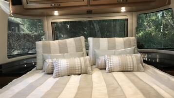 1 habitación, escritorio, tabla de planchar con plancha y cuna de viaje