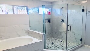 Combined shower/bathtub, hair dryer, towels, soap - Beautiful 4bed/3ba beach home 0.9 miles from the beach and 5 min to the lagoon. (Carlsbad)