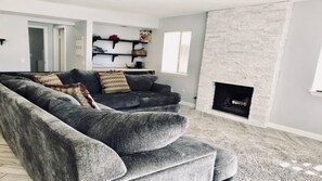 Smart TV, chimenea, videojuegos y futbolito 