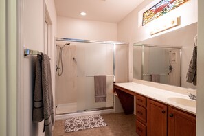 Duschwanne, Haartrockner, Handtücher, Seife