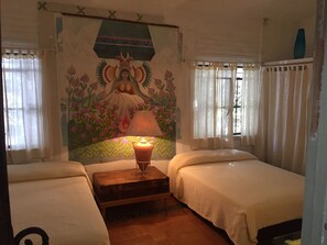 2 quartos, escrivaninha, ferros/tábuas de passar roupa