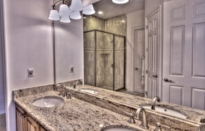Combined shower/tub, hair dryer, towels, soap - Villa Stella, 6  bedroom house in golf community near Disney World (Kissimmee)