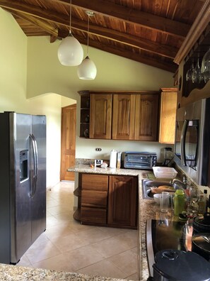 Een koelkast, een magnetron, een kookplaat