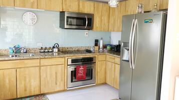 Køleskab, mikrobølgeovn, ovn, kogeplade