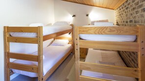 3 habitaciones, tabla de planchar con plancha, wifi y ropa de cama 