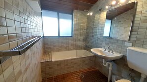 Tina con regadera, amenidades de baño gratuitas, secadora de cabello 