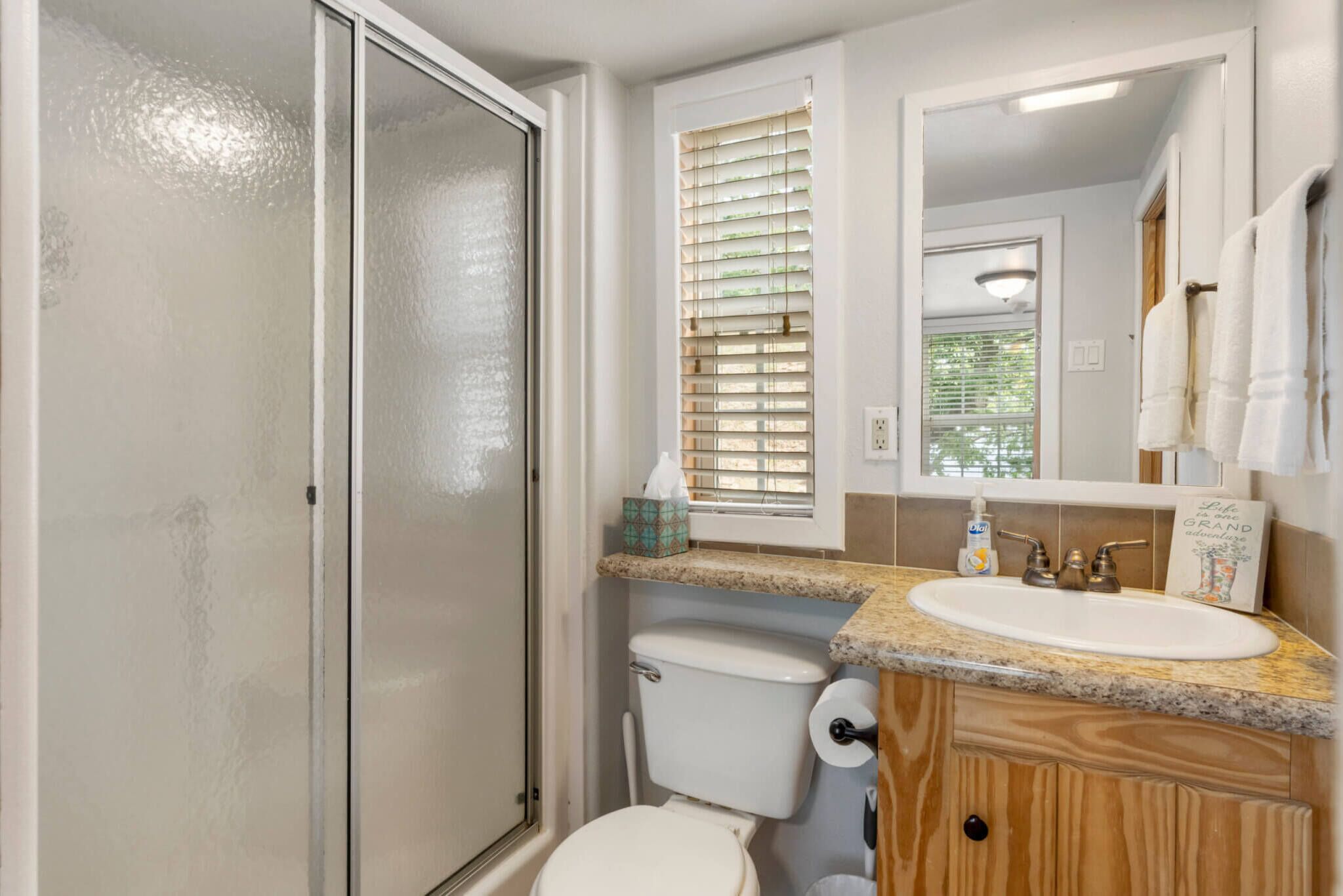 Chuveiro/banheira combinados, secador de cabelo, toalhas de banho 