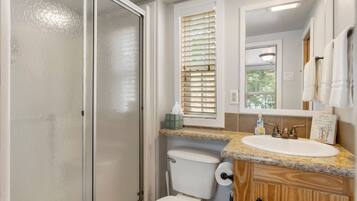 Chuveiro/banheira combinados, secador de cabelo, toalhas de banho