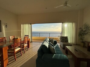 Een smart-tv en boeken