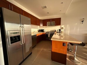 Réfrigérateur, four à micro-ondes, un four, surface de cuisson
