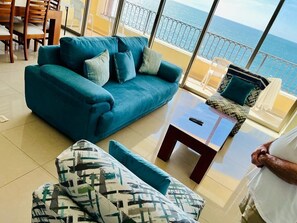 Een smart-tv en boeken