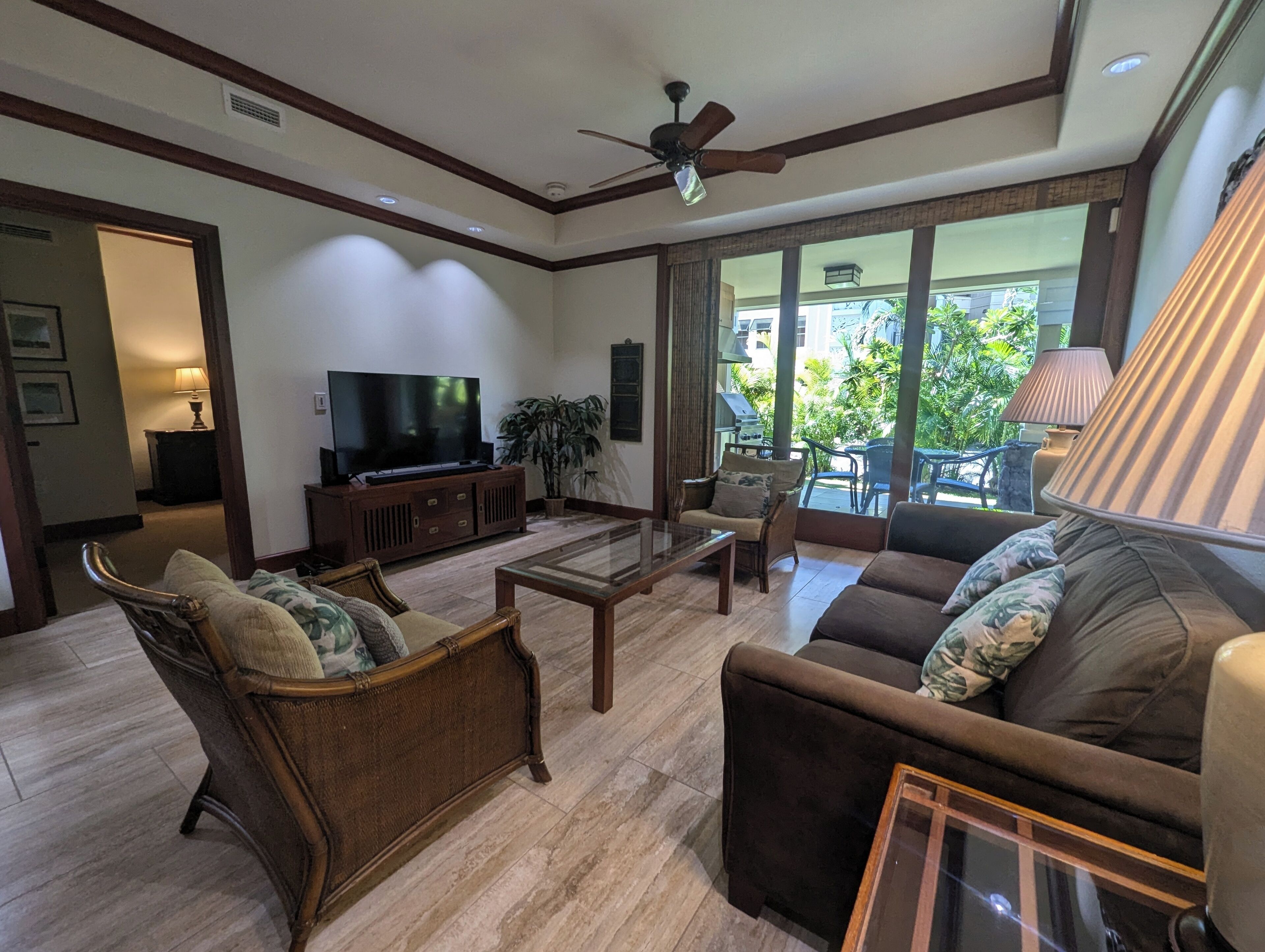 スマートテレビ、DVD プレーヤー、書庫、ステレオ