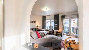 Smart-TV, Kamin, Netflix, Tischtennisplatte