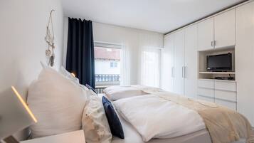 3 bedrooms, desk, iron/ironing board, travel crib