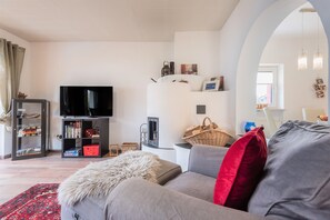 Smart TV, fireplace, Netflix, ping pong