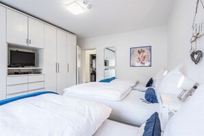 3 bedrooms, desk, iron/ironing board, travel crib